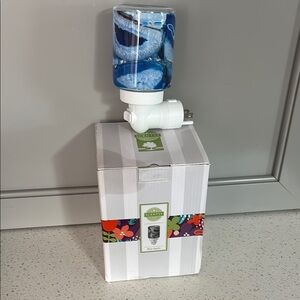New in box! Scentsy Blue Agate wax warmer